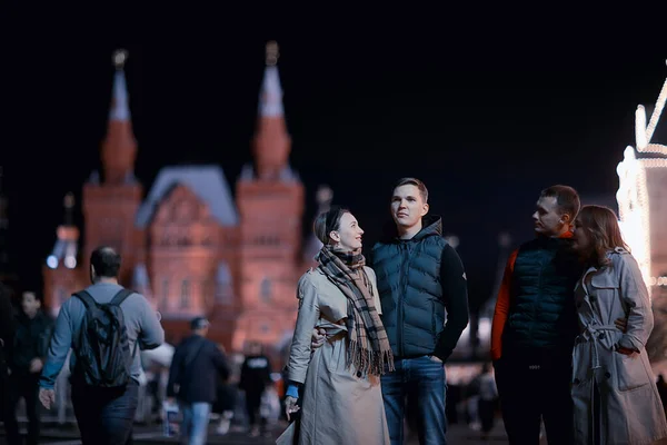 Red Square Evening Winter Group Friends Walk New Year Christmas — Stock Photo, Image