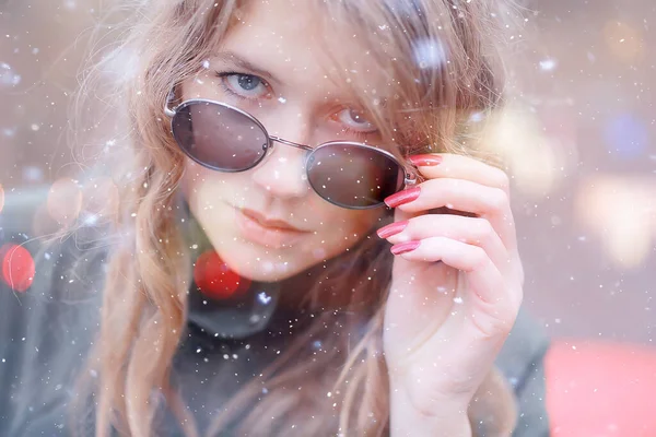 Menina Retrato Romântico Primeira Neve Outono Flocos Neve Desfocado Fundo — Fotografia de Stock