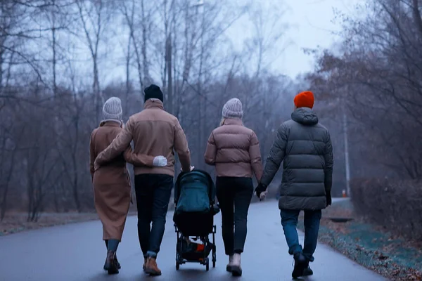 Paseo Invierno Parque Familia Joven Con Niño Pequeño Amigos Padres — Foto de Stock