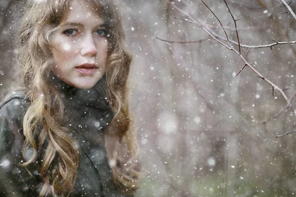Chica Romántico Retrato Primera Nieve Otoño Copos Nieve Borrosa Fondo — Foto de Stock