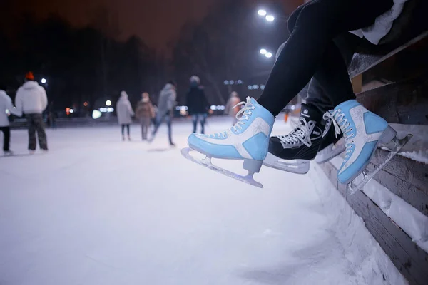 Korcsolyázik Jég Esti Lábak Kívül Elvont Háttér Téli Sport — Stock Fotó