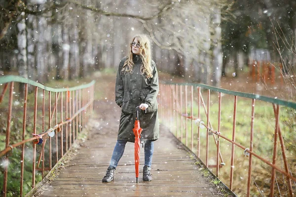 Menina Retrato Romântico Primeira Neve Outono Flocos Neve Desfocado Fundo — Fotografia de Stock