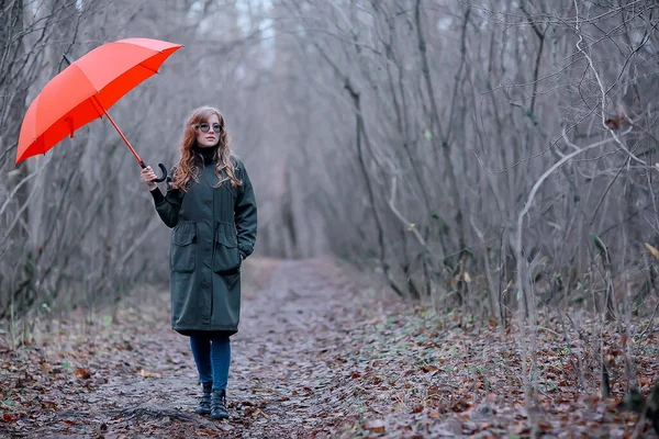 Seizoensgebonden Herfst Portret Triest Meisje Met Paraplu November Seizoensgebonden Virus — Stockfoto