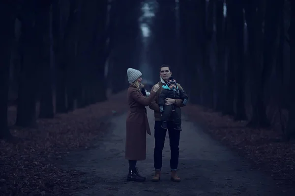 Giovane Famiglia Bambino Genitori Parco Invernale Autunno — Foto Stock