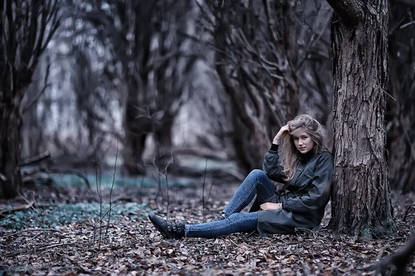 Parkta Sonbaharın Sonlarında Avrupa Tarzı Çekici Görünümlü Yetişkin Bir Kız — Stok fotoğraf
