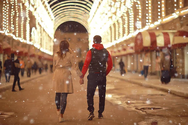 Verliebtes Paar Auf Einem Weihnachtsspaziergang Der Stadt Abend Schneefall Dezember — Stockfoto