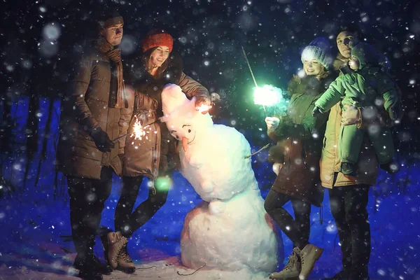 Group Friends Snowman Sparklers Party Christmas Night Happy New Year — Stock Photo, Image