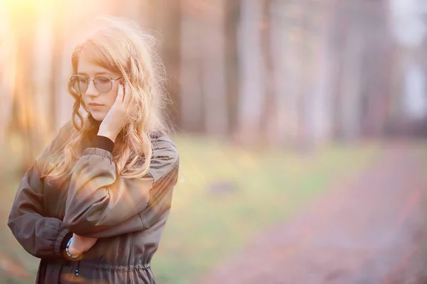 Modello Fine Autunno Nel Parco Stile Europeo Ragazza Adulta Look — Foto Stock