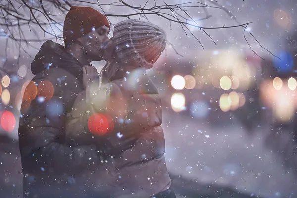 Casal Apaixonado Noite Inverno Abraçando Fora Sazonal Fundo Abstrato Chuva — Fotografia de Stock