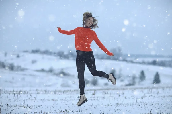 冬の雪原女性の幸福ジャンプやフィールドで実行すると 新年の休暇の自由の概念 — ストック写真