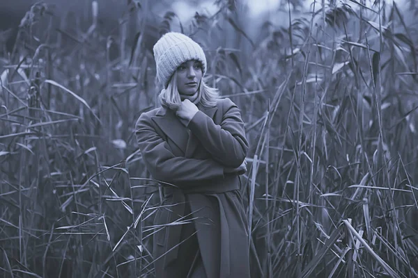 Outono Retrato Elegante Menina Romântica Grama Viajar Olhar Sazonal — Fotografia de Stock