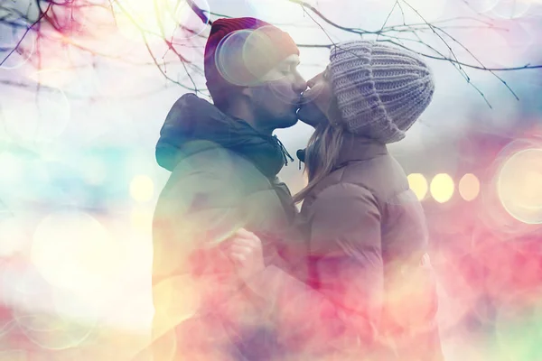 Paar Verliebt Winterabend Umarmung Draußen Saisonal Abstrakten Hintergrund Wetter Dämmerregen — Stockfoto
