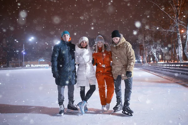 Vriendengroep Schaatsbaan Winter Entertainment Kerstavond Sport Plezier Jeugd — Stockfoto