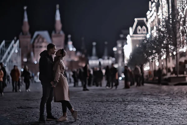 情侣恋爱在莫斯科的夜晚冬天 年轻的家庭夜晚在冬天莫斯科 秋天的风格 — 图库照片