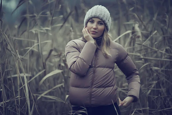 Jesień Modny Portret Romantyczny Dziewczyna Trawie Podróże Sezonowe Wygląd — Zdjęcie stockowe