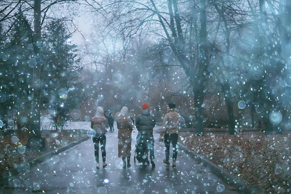 Χειμερινή Βόλτα Στο Πάρκο Νεαρή Οικογένεια Ένα Μικρό Παιδί Και — Φωτογραφία Αρχείου