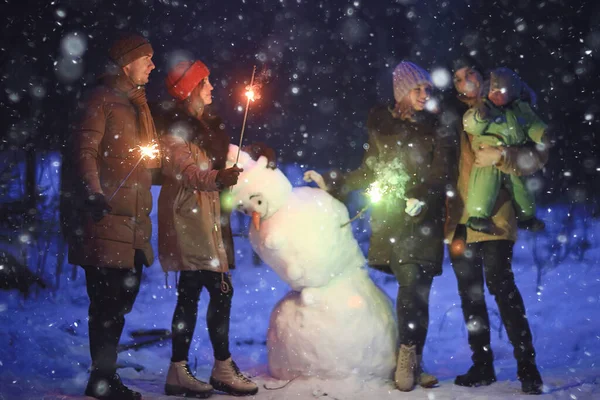 Grupa Przyjaciół Snowman Sparklers Party Boże Narodzenie Noc Szczęśliwego Nowego — Zdjęcie stockowe