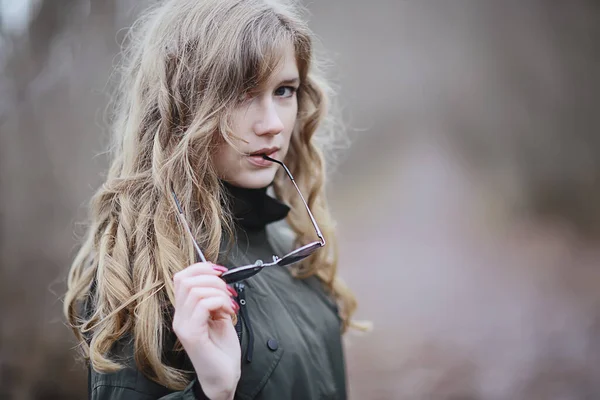 Gafas Niña Retrato Otoño Una Mujer Adulta Glamorosa Mirada Otoño — Foto de Stock