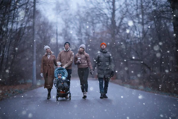 Paseo Invierno Parque Familia Joven Con Niño Pequeño Amigos Padres — Foto de Stock