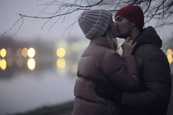 Pareja Enamorada Invierno Noche Abrazos Fuera Fondo Abstracto Estacional Tiempo —  Fotos de Stock