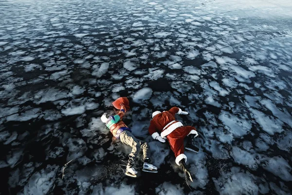 Chlap Bere Dárky Santa Clause Brusle Ledě Jezera Rob Santa — Stock fotografie