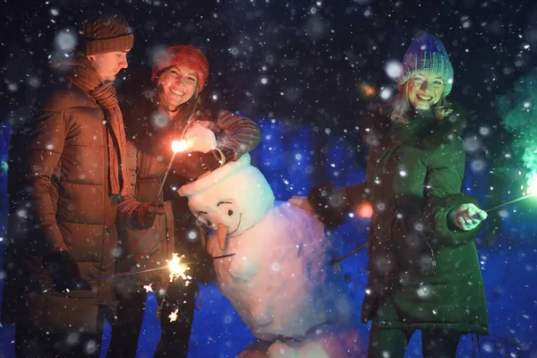 Grupo Amigos Com Festa Sparklers Boneco Neve Noite Natal Feliz — Fotografia de Stock