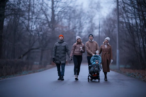 Grupo Amigos Adultos Parque Sombrío Otoño Padres Jóvenes Caminar Paisaje — Foto de Stock