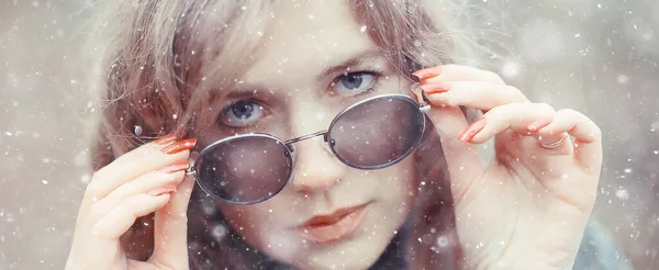Ragazza Romantico Ritratto Prima Neve Autunno Fiocchi Neve Sfocato Sfondo — Foto Stock