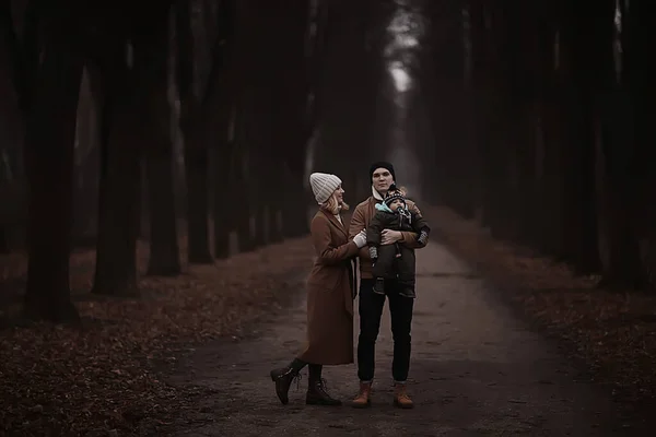 Genç Aile Küçük Çocuk Ebeveynleri Kış Parkı Sonbaharı — Stok fotoğraf