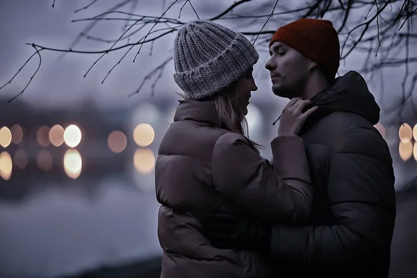 Casal Apaixonado Noite Inverno Abraçando Fora Sazonal Fundo Abstrato Chuva — Fotografia de Stock