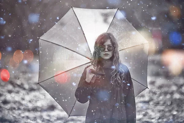 Dívka Romantický Portrét První Sníh Podzim Vločky Rozmazané Pozadí Sezónní — Stock fotografie