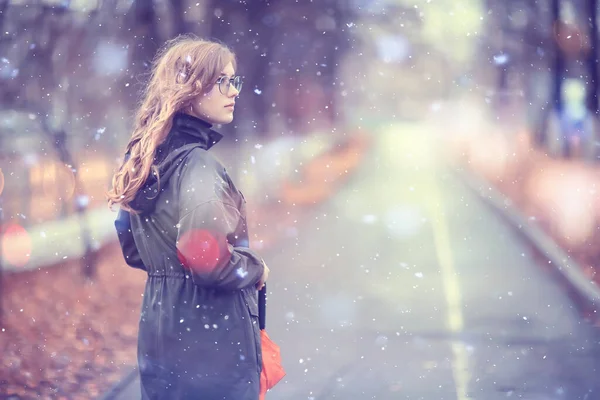 Fată Romantic Portret Prima Zăpadă Toamnă Fulgi Zăpadă Estompat Fundal — Fotografie, imagine de stoc