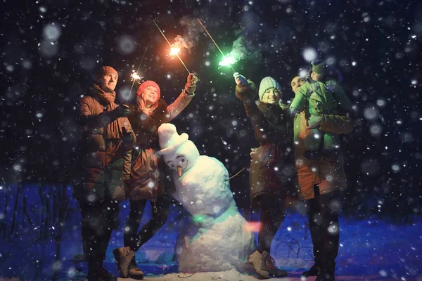Группа Друзей Снеговиком Искры Партии Рождественский Вечер Новым Годом — стоковое фото