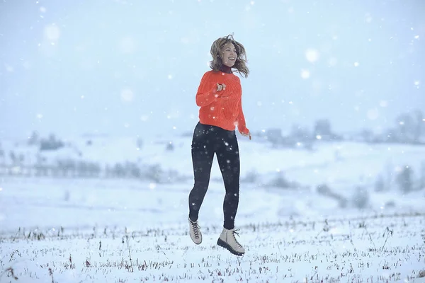 冬の雪原女性の幸福ジャンプやフィールドで実行すると 新年の休暇の自由の概念 — ストック写真