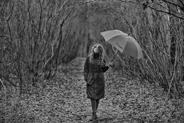 Mevsimlik Sonbahar Portresi Şemsiyeli Üzgün Kız Kasım Ayı Virüslü Yürüyüş — Stok fotoğraf