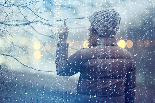 女公園バックビュー晩秋の夜11月天気雨の悲しい公園孤独の女の子 — ストック写真