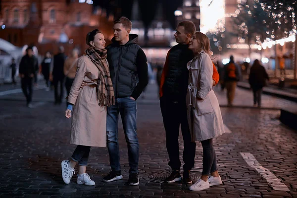 Red Square Evening Winter Group Friends Walk New Year Christmas — Stock Photo, Image