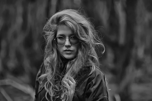 Gafas Niña Retrato Otoño Una Mujer Adulta Glamorosa Mirada Otoño —  Fotos de Stock