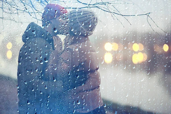 Paar Verliebt Winterabend Umarmung Draußen Saisonal Abstrakten Hintergrund Wetter Dämmerregen — Stockfoto