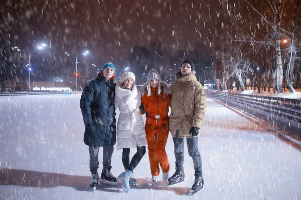 Grupo Amigos Pista Patinaje Invierno Entretenimiento Noche Navidad Deportes Diversión —  Fotos de Stock