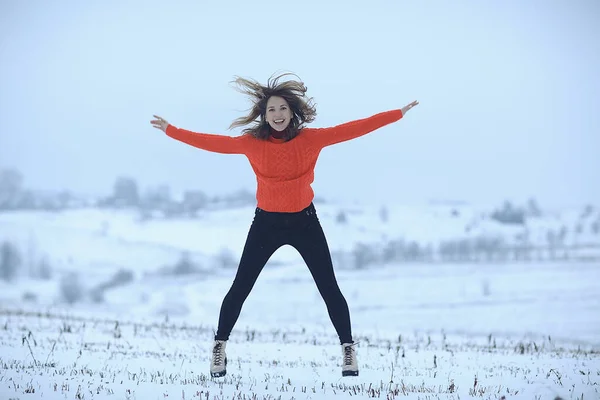 Invierno Nieve Campo Mujer Felicidad Saltar Correr Campo Vacaciones Año —  Fotos de Stock