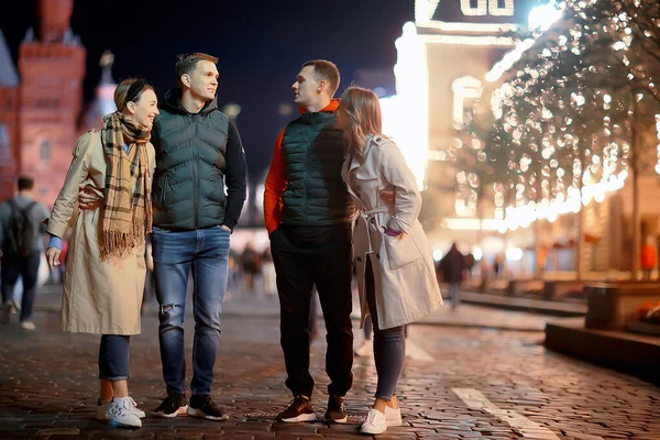 Red Square Evening Winter Group Friends Walk New Year Christmas — Stock Photo, Image