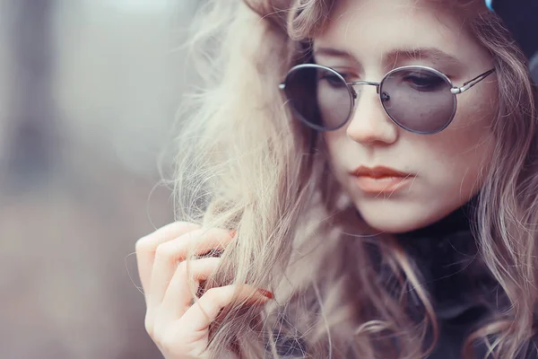 Gafas Niña Retrato Otoño Una Mujer Adulta Glamorosa Mirada Otoño —  Fotos de Stock