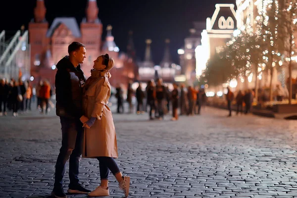 Влюбленная Пара Ночь Москвы Зимой Молодой Семейный Вечер Зимней Москве — стоковое фото