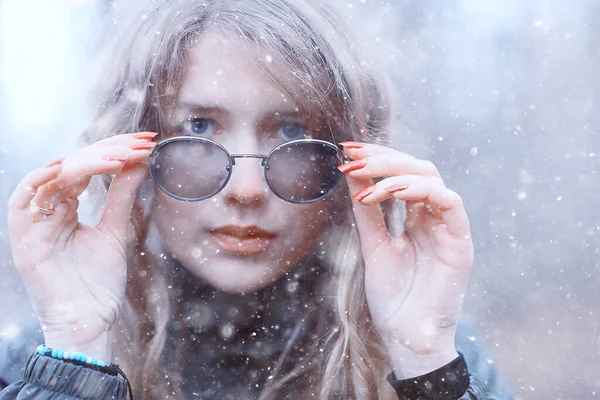 Dziewczyna Romantyczny Portret Pierwszy Śnieg Jesień Płatki Śniegu Zamazane Tło — Zdjęcie stockowe