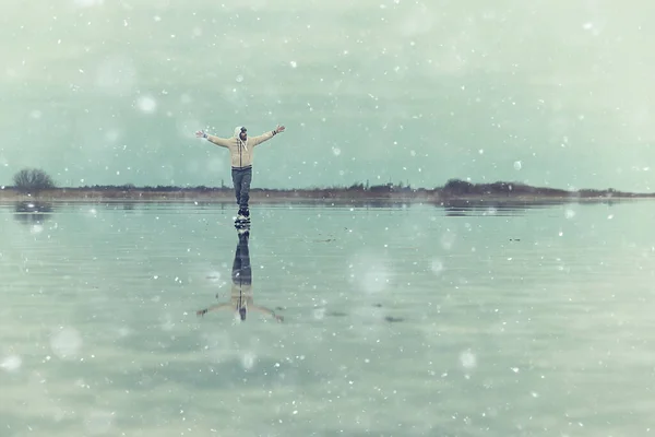 Ragazzo Pattina Sul Ghiaccio Lago Ghiacciato Paesaggio Naturale Uomo Sport — Foto Stock