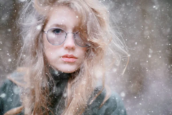 女の子ロマンチックなポートレート最初の雪の秋雪の結晶が背景にぼやけて季節の冬 — ストック写真