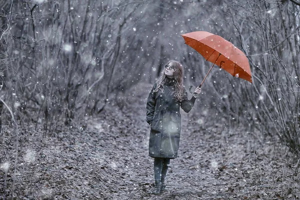 Chica Romántico Retrato Primera Nieve Otoño Copos Nieve Borrosa Fondo —  Fotos de Stock