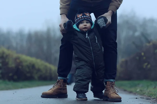 First Step Kid Learns Walk Walk Child Father Autumn Park — Stock Photo, Image