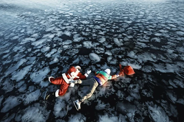 Chlap Bere Dárky Santa Clause Brusle Ledě Jezera Rob Santa — Stock fotografie